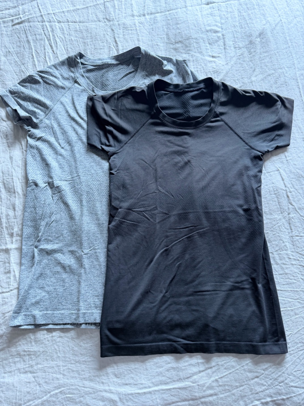 lululemon athletica Women's Short Sleeve Swiftly Tech - Black & Light Grey